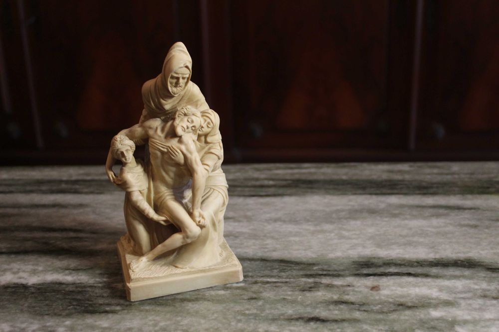 Escultura vintage "A Pietà da Deposição", feita nos anos 60 em resina