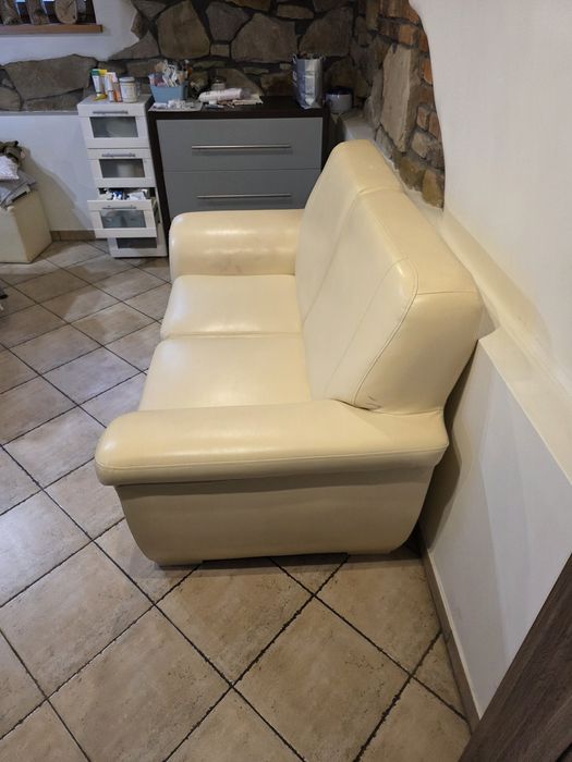 Sofa dwuosobowa z pufami