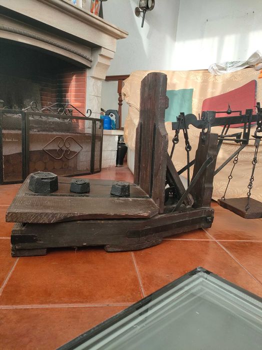 Balança madeira vintage