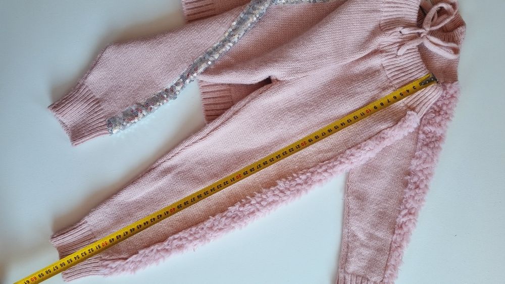 Теплий костюм для дівчинки вязаний