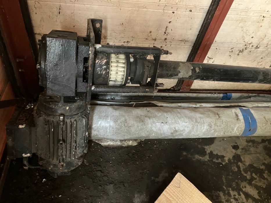 Silnik z przekładnią i wałem