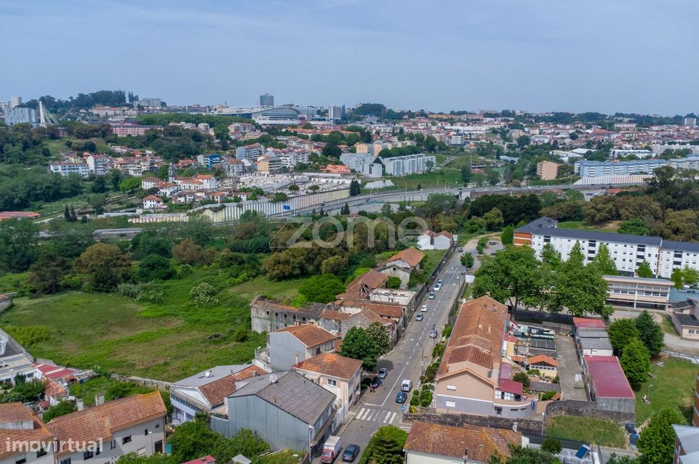 Terreno com licença para construção, junto ao Parque Oriental do Po...