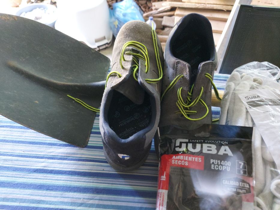 1 pá de construção 5 pares de luvas e 1 par de sapatos novos Robusta