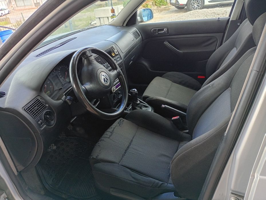 Volkswagen- golf -4 .