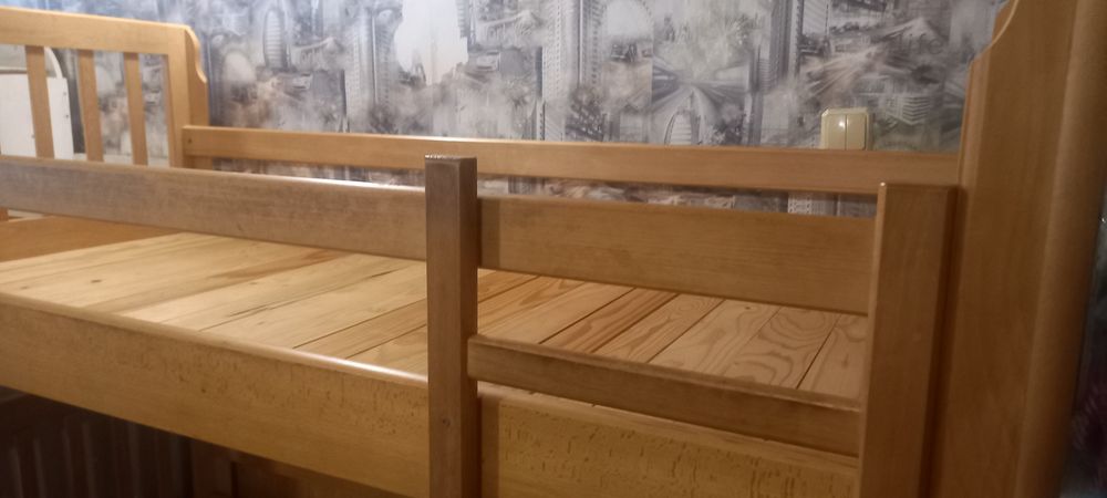 Двоярусне букове добротне ліжко з матрацами