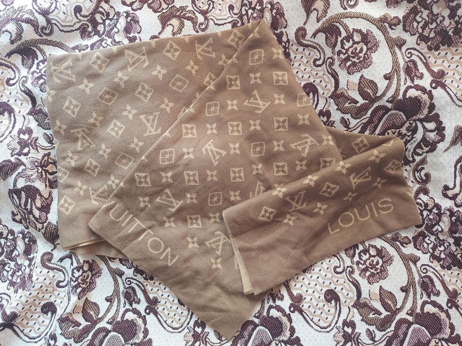 Шарф платина двостороння фірми Louis vuitton 

Довжина 1м 70см
Ширина