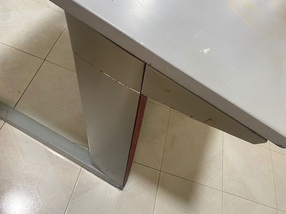 Secretária de grandes dimensões