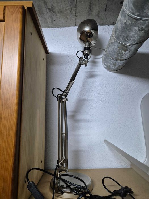 FORSÅ Candeeiro de secretária, niquelado com lampada LED