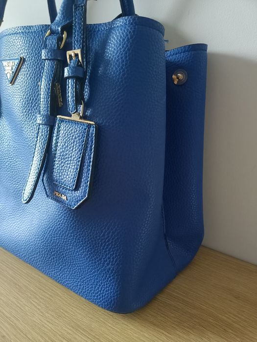 Niebieska torebka Prada