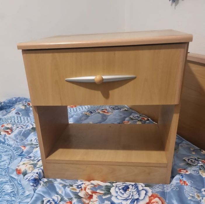 Cama de casal com 2 mesinhas de cabeceira