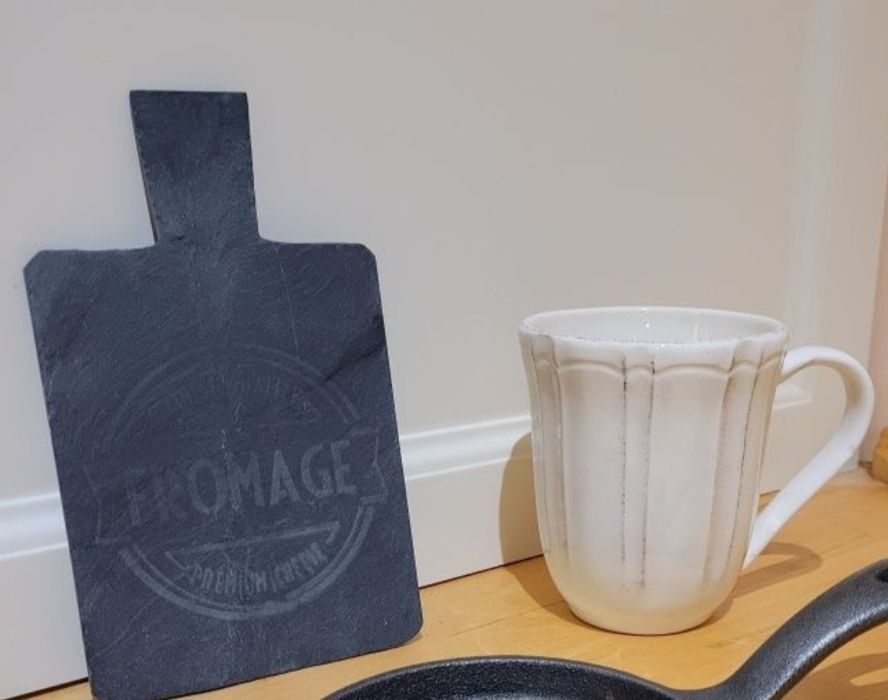 Artigos cozinha: tábua queijos, saleiro e pimenteiro, caneca, copo gin