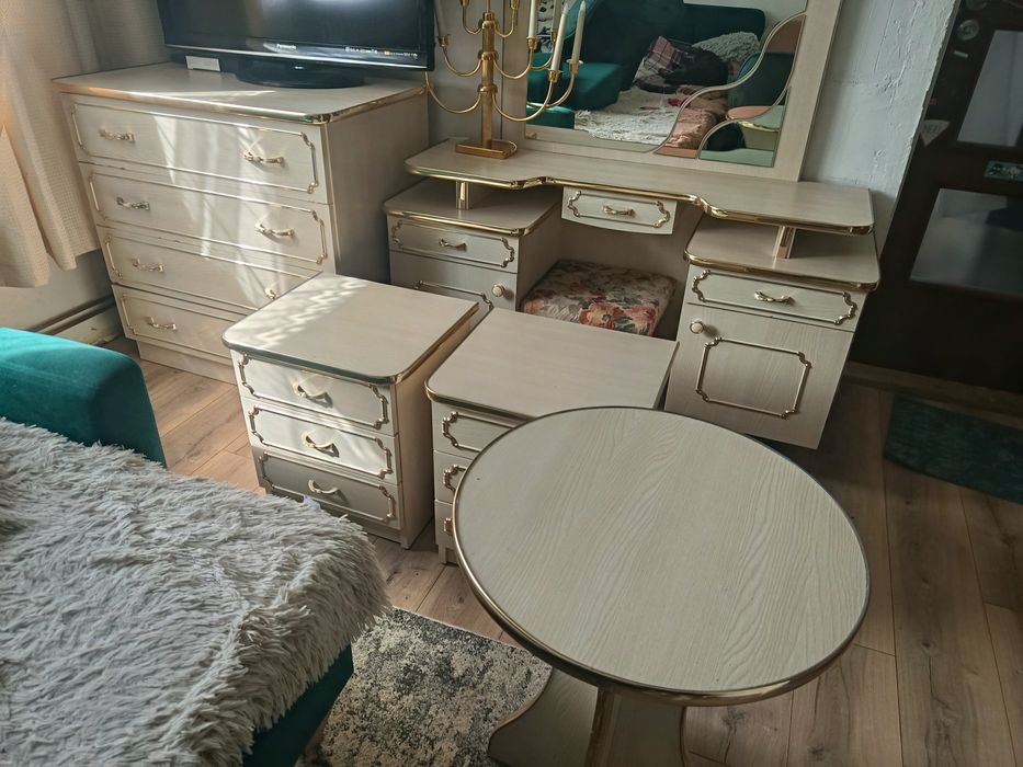 Toaletka, stolik, dwie szafeczki ,komoda gratis