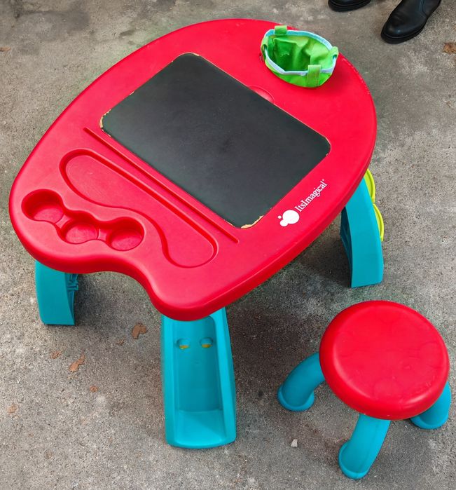 Mesa de criança vermelha e azul