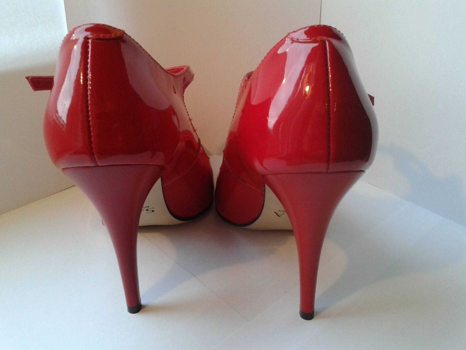 Czerwone czółenka damskie