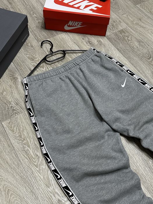 Штаны Nike на лампасах