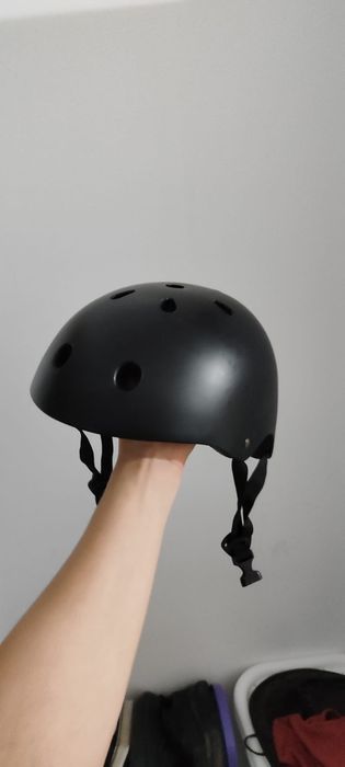 Capacete preto de marca
