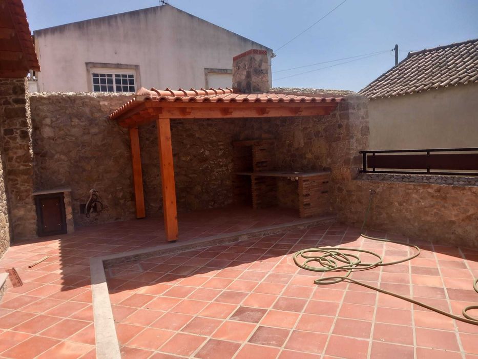 Moradia Térrea T2 Totalmente Reconstruída com Charme Rústico