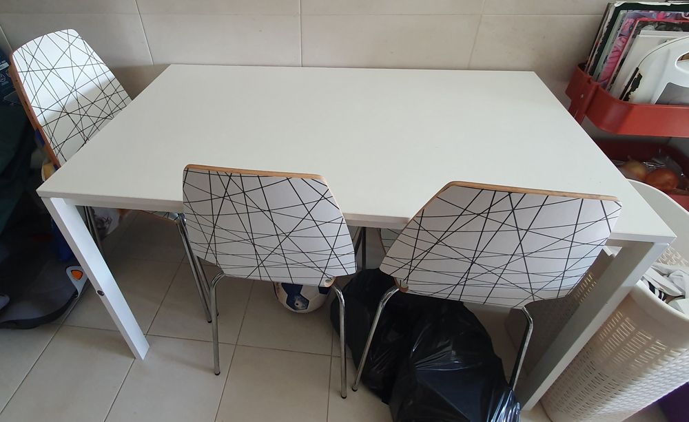 Mesa e 4 cadeiras