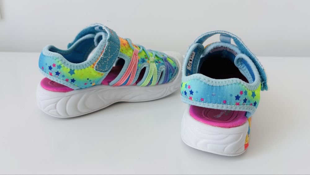 Sandálias SKECHERS tamanho 26 com LUZ