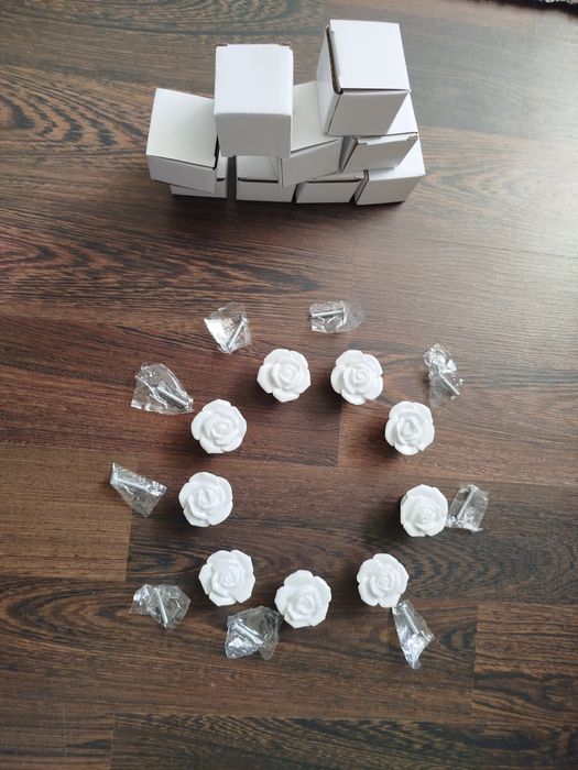 Piękne uchwyty ceramiczne do mebli różyc cena za 1szt.zki.