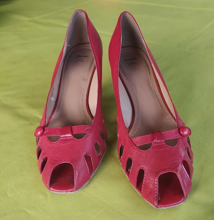 Letnie pantofle w czerwieniach - skóra, stan idealny, r. 39.