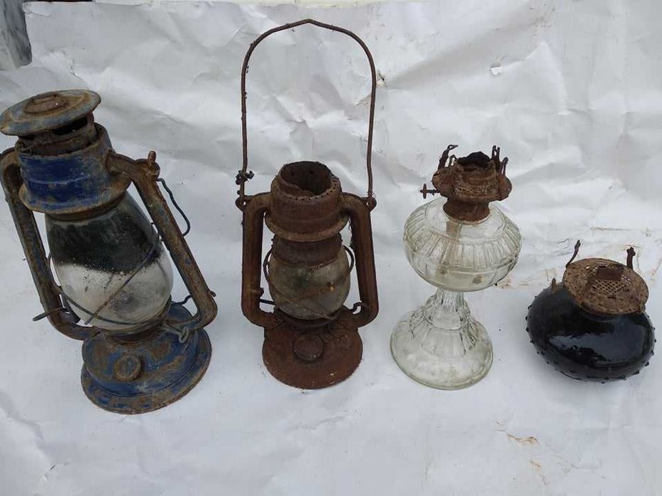 2 candeeiros e 2 lanternas a petróleo