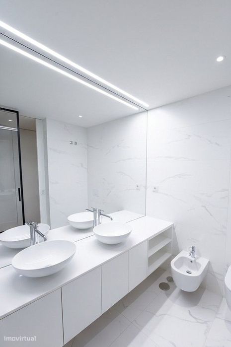 Apartamento mobilado com largo terraço no edifício Paço de Rei Plaza.