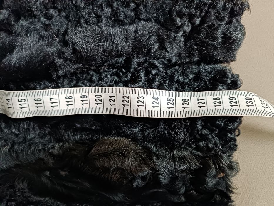 Płaszcz z czarnych karakułów