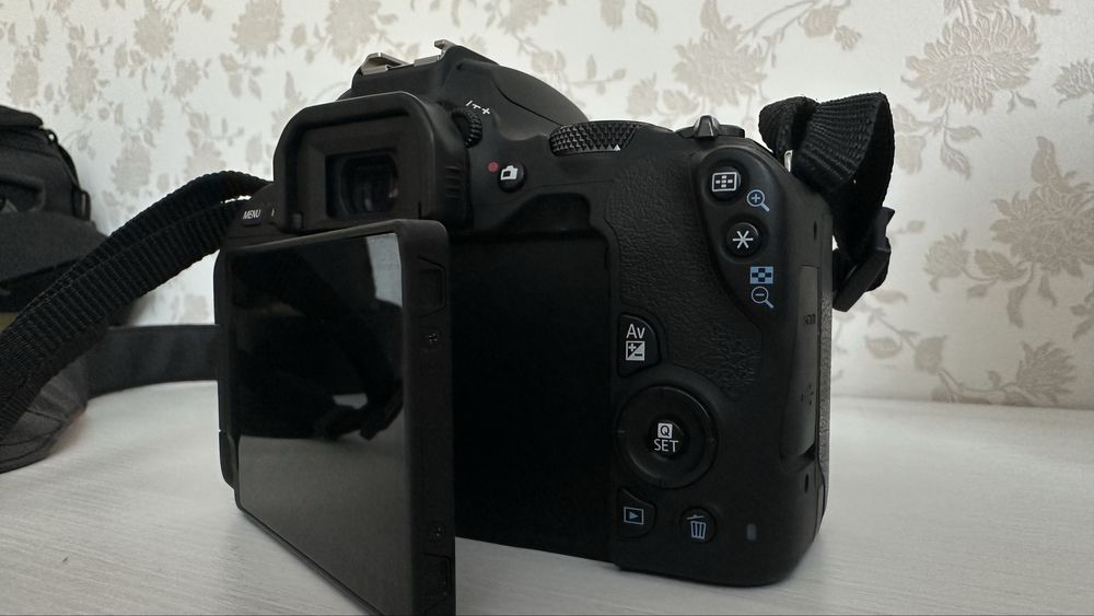 Дзеркальний фотоапарат Canon eos 200d