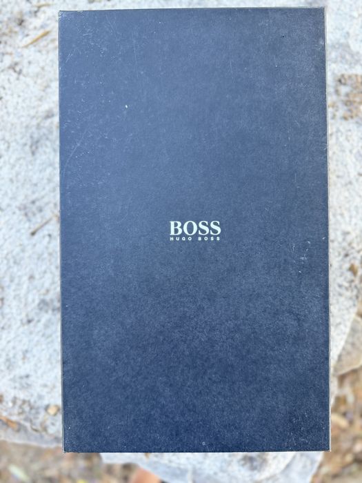 Tenis Boss em pele preta e sola branca (novos e em caixa)
