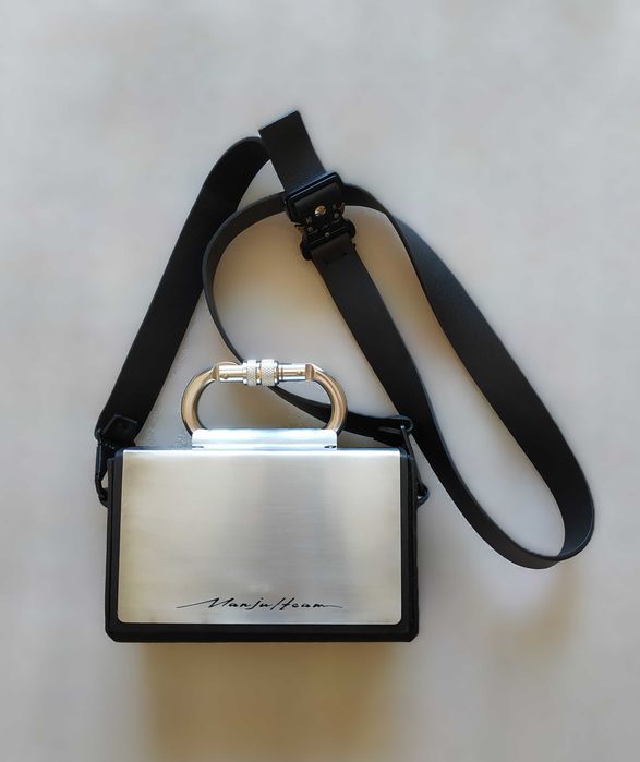 Сумка-кирпич, клатч с металлической пластиной Manjulteam