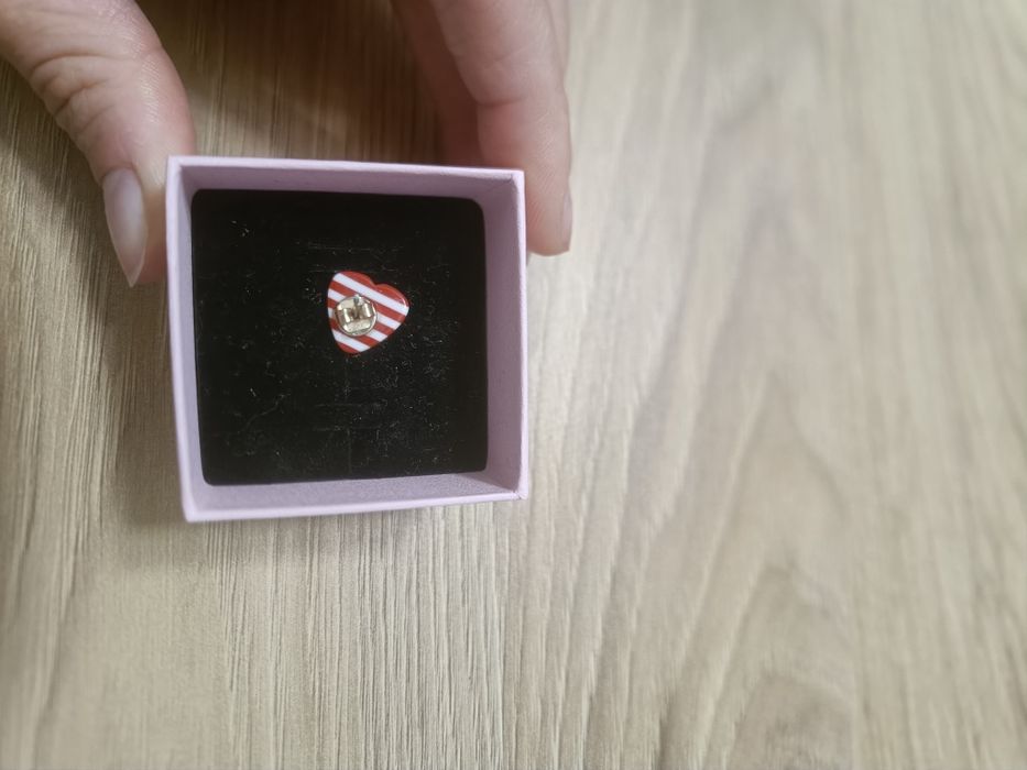 Kolczyki wkręt w kształcie serduszka 1 szt. czerwono-biały 1 cm x 1 cm