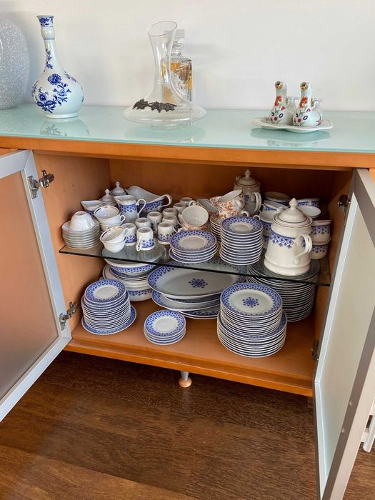 Mobília para Sala de Jantar - Mesa + 6 Cadeiras + Aparador