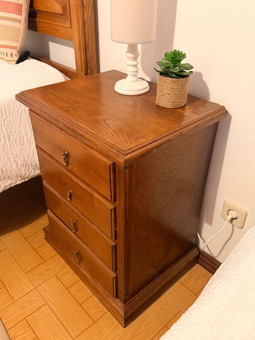 Conjunto de 2 camas de solteiro + colchões + mesa de cabeceira