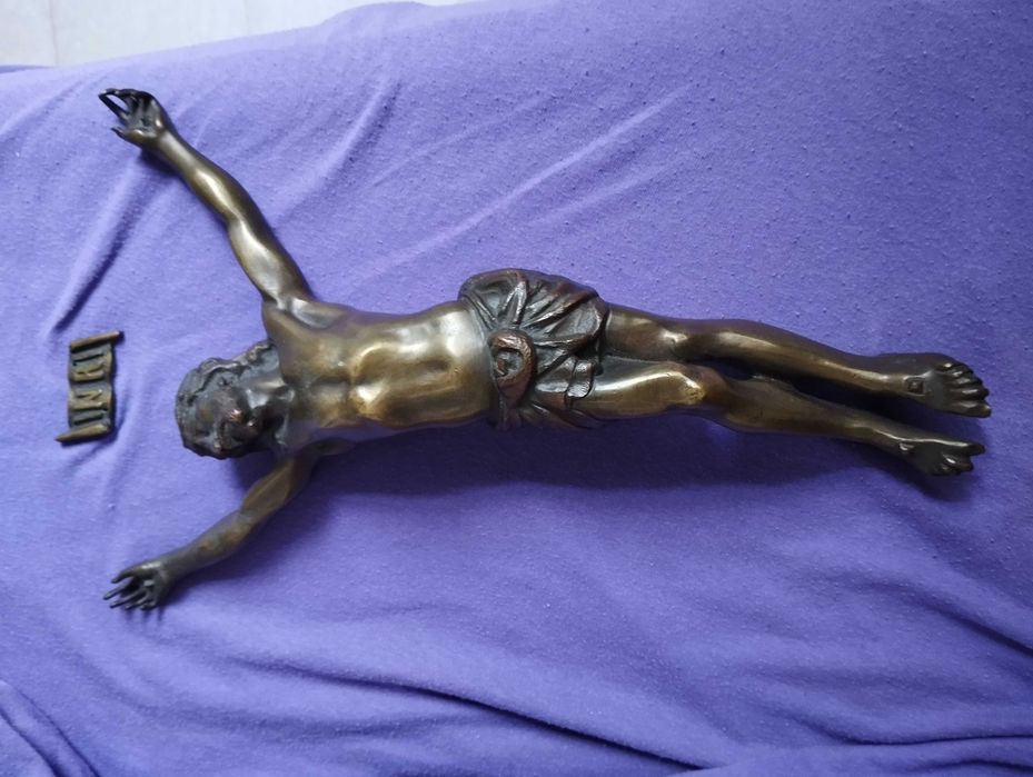 Vendo Cristo em bronze com 28 cm de altura com cerca de 80 anos