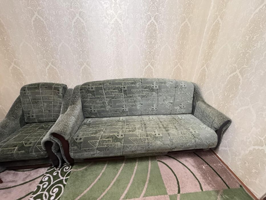 Продам диван з кріслами.