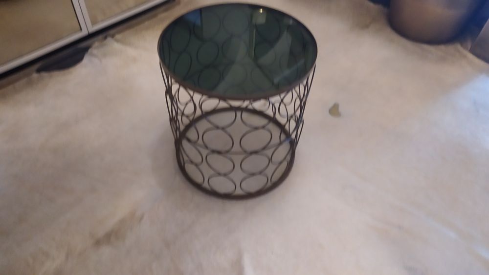 1 mesa de apoio dourada c/ vidro NOVA