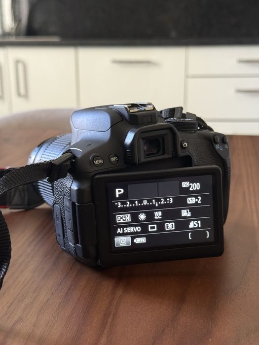Canon EOS 700D (corpo+objetiva)