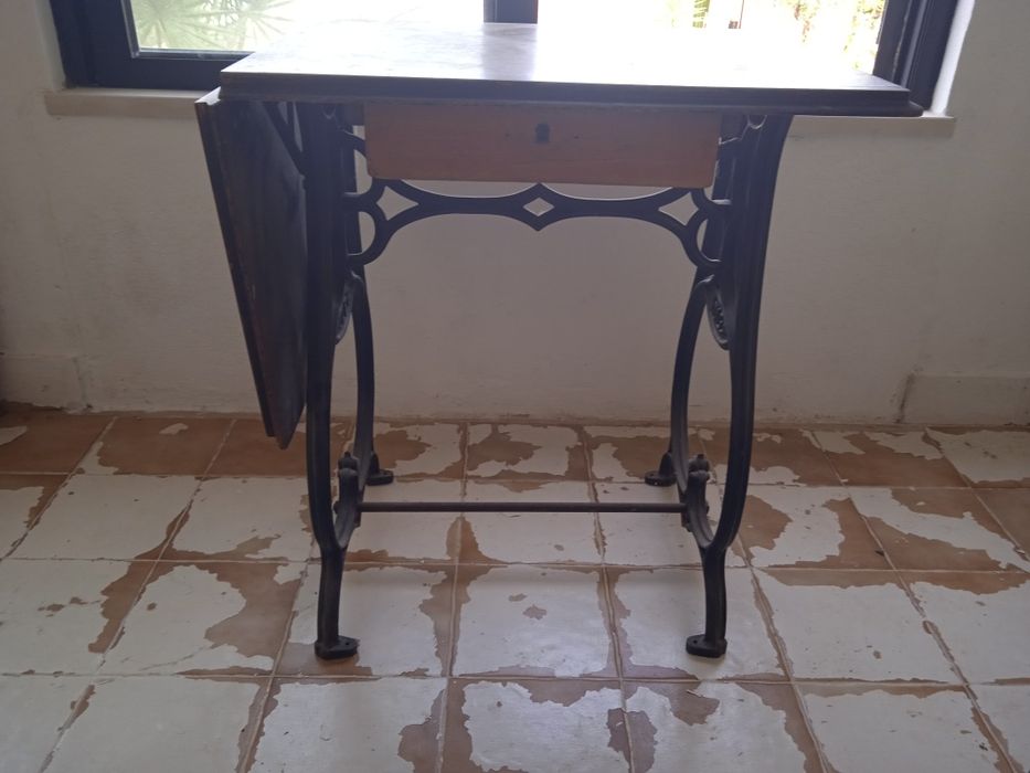 Mesa antiga ADLER de máquina costura