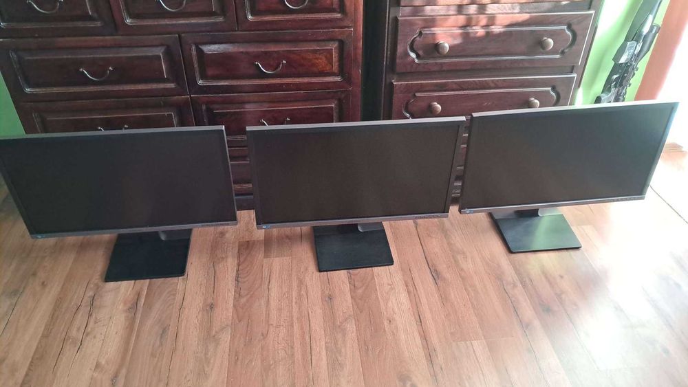 3 Monitory Samsung U28E850R LED - 28" cali - 3840 x 2160 4K ULTRA HD