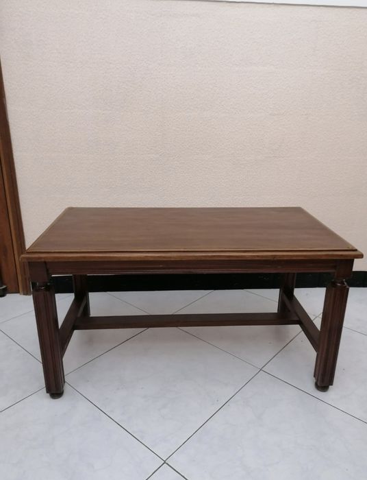 Mesa de centro madeira maciça com tampo de vidro