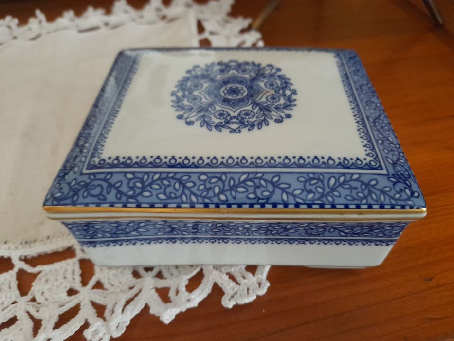 Pratinhos e peças de porcelana