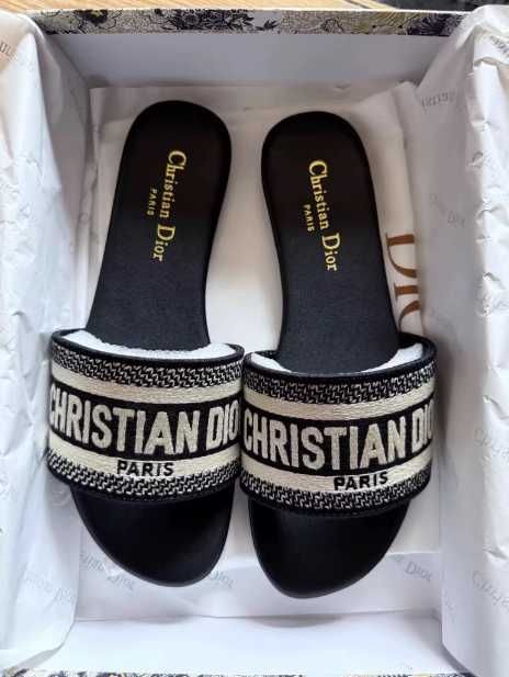 Klasyczne haftowane klapki Dior