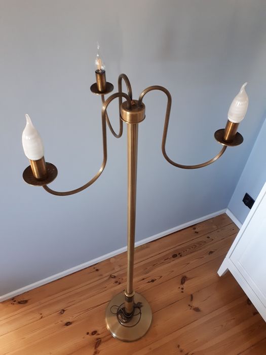 Złota lampa podłogowa