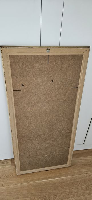 Lustro w pozłacanej ramie