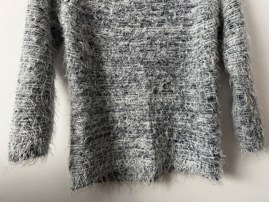 Puszysty szary sweter