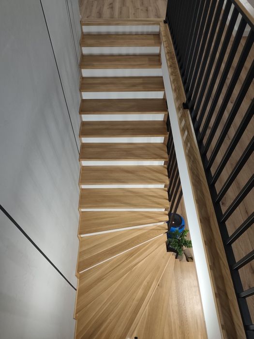 Schody wewnętrzne,na konstrukcji,na beton,stopnie,trepy