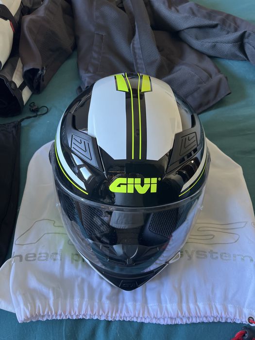 Roupa e capacete de mota