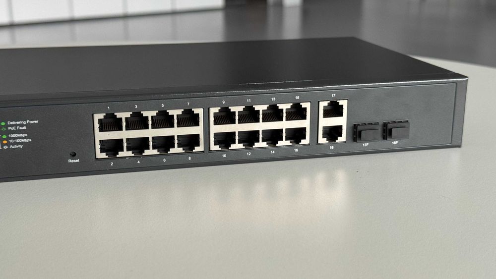 Switch TP-Link (TL-SG1218MPE) - 16 portas Gigabit + 2 uplink