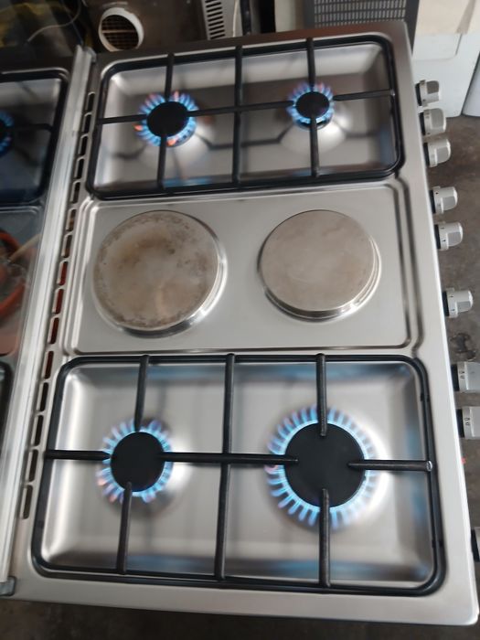 Vendo fogão semi-industrial com 4 bocas a gás, 2 elétricas e forno eléctrico.